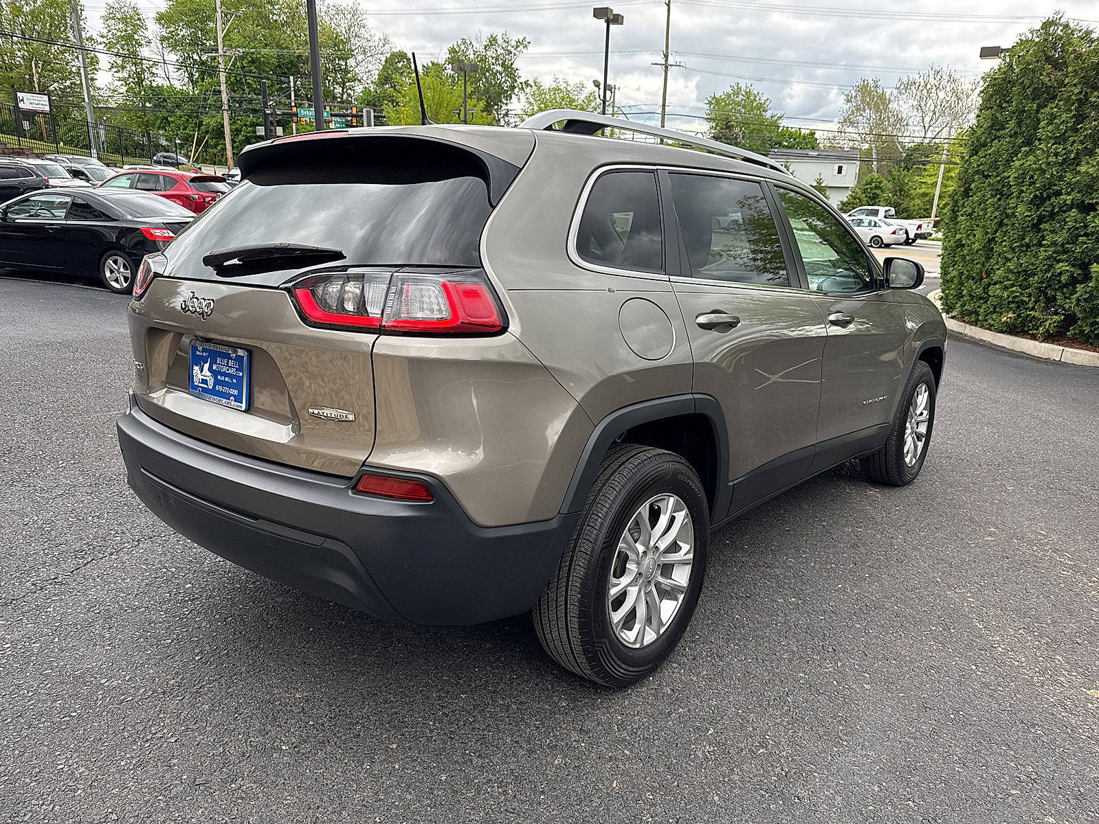 Used 2019 Jeep Cherokee Latitude w/ Cold Weather Group AWD/4WD image 6