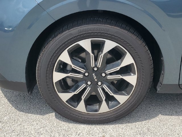 Used 2024 Kia Carnival EX FWD image 7