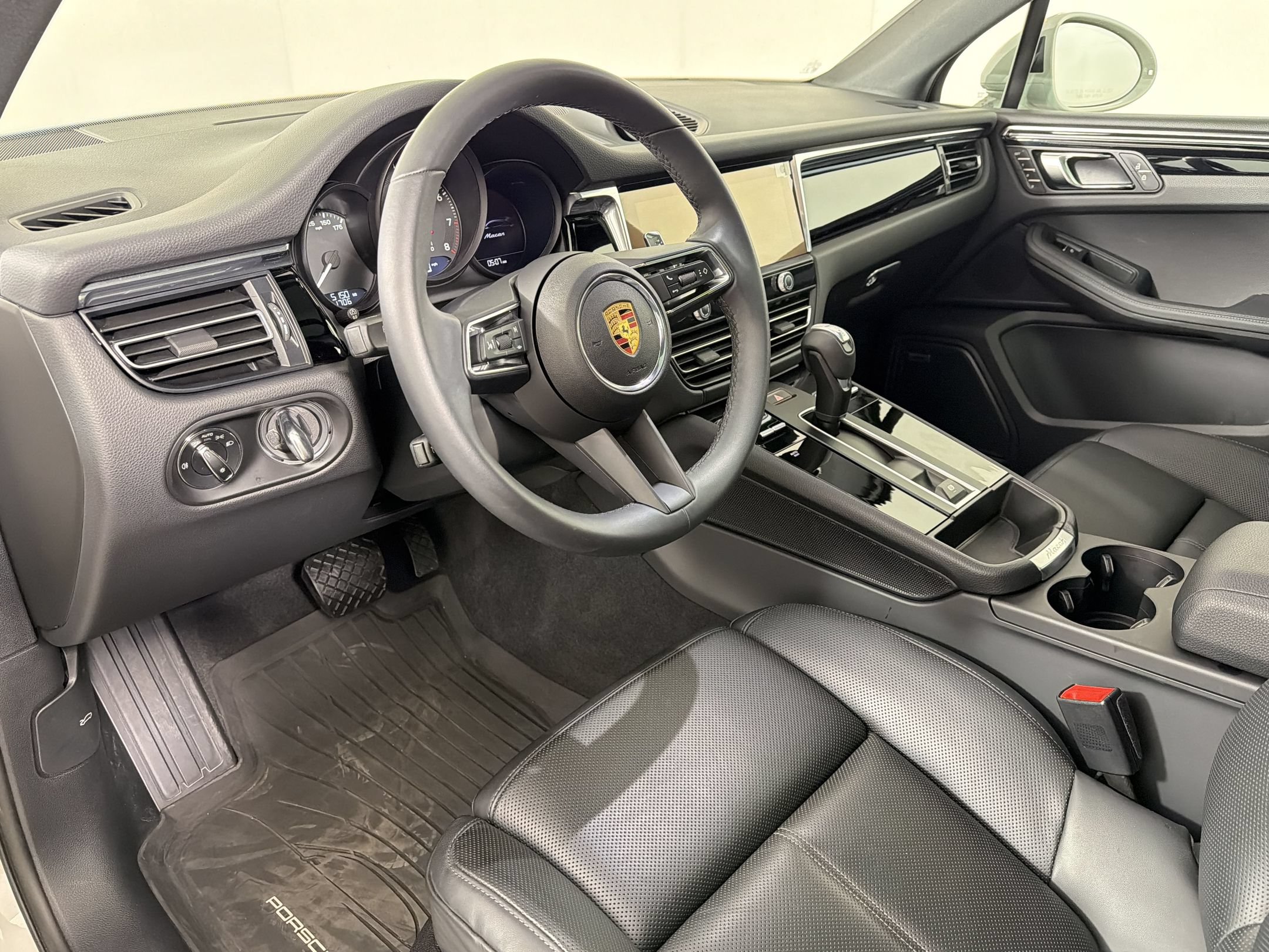 Certified 2025 Porsche Macan AWD/4WD image 4