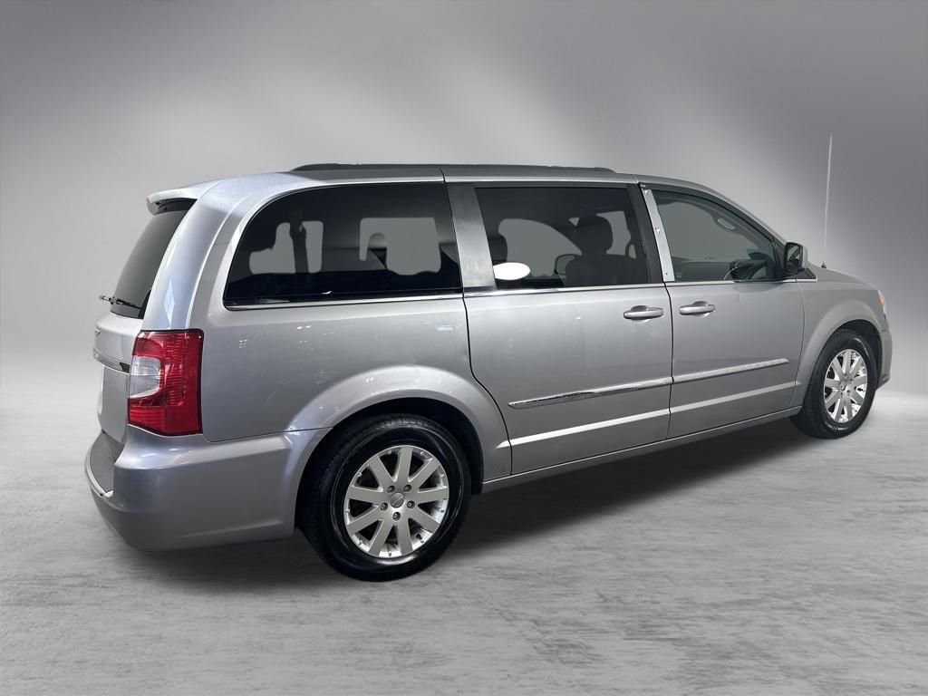 Used 2016 Chrysler Town & Country Touring image 12