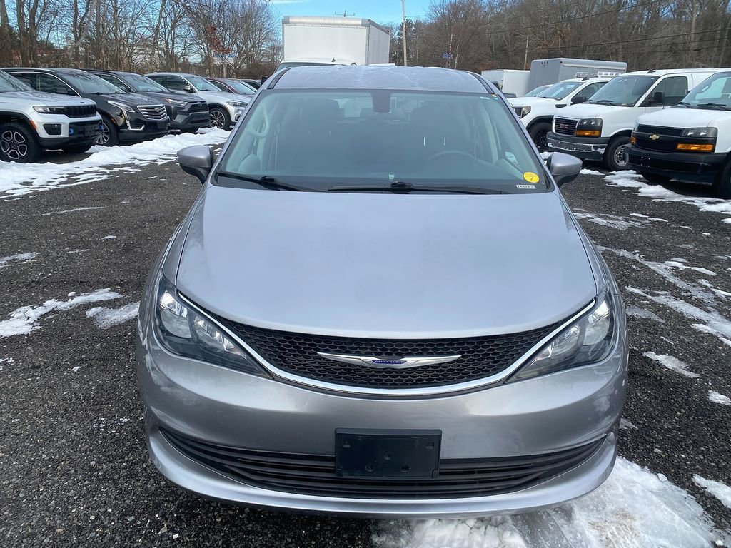 Used 2020 Chrysler Voyager LX image 3