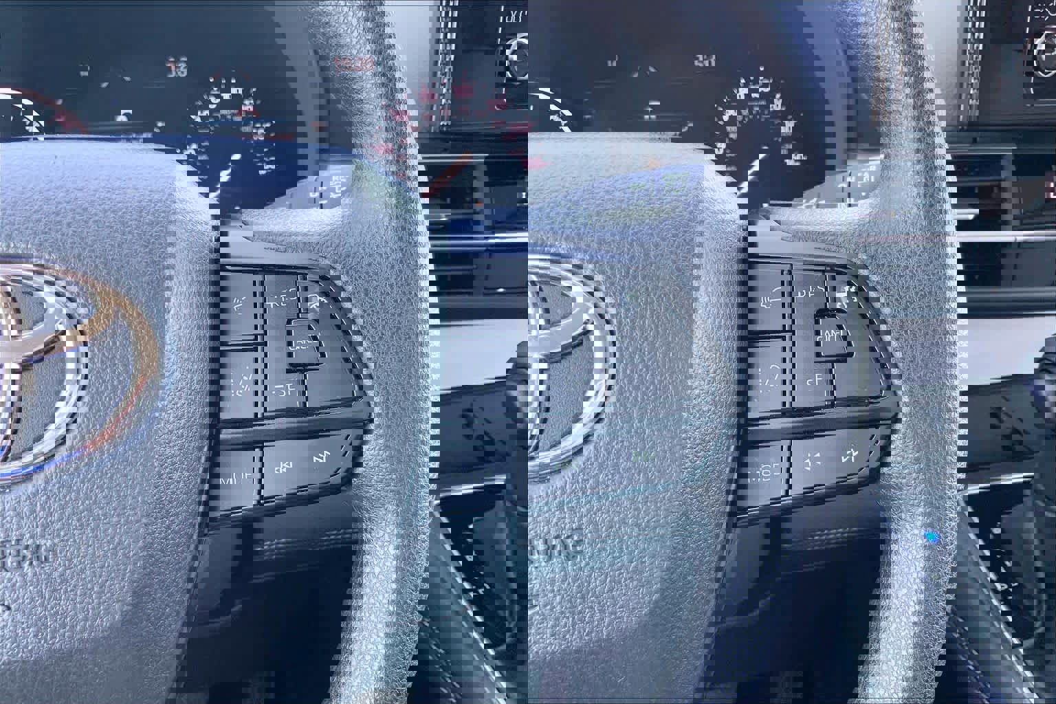 Used 2025 Toyota Sienna LE w/ LE Plus Package image 24