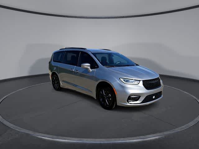 Used 2021 Chrysler Pacifica Touring w/ S Appearance Package FWD image 2