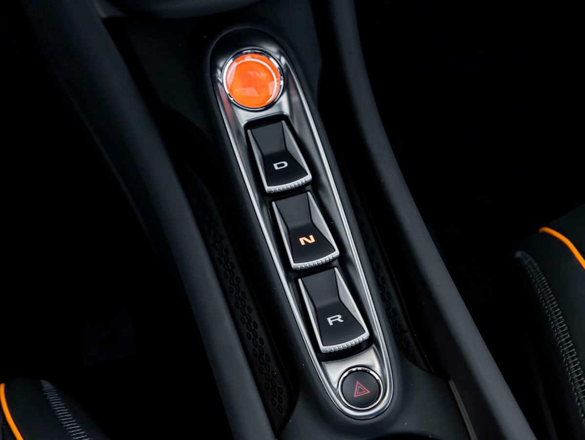 Used 2026 McLaren Artura Spider RWD image 23
