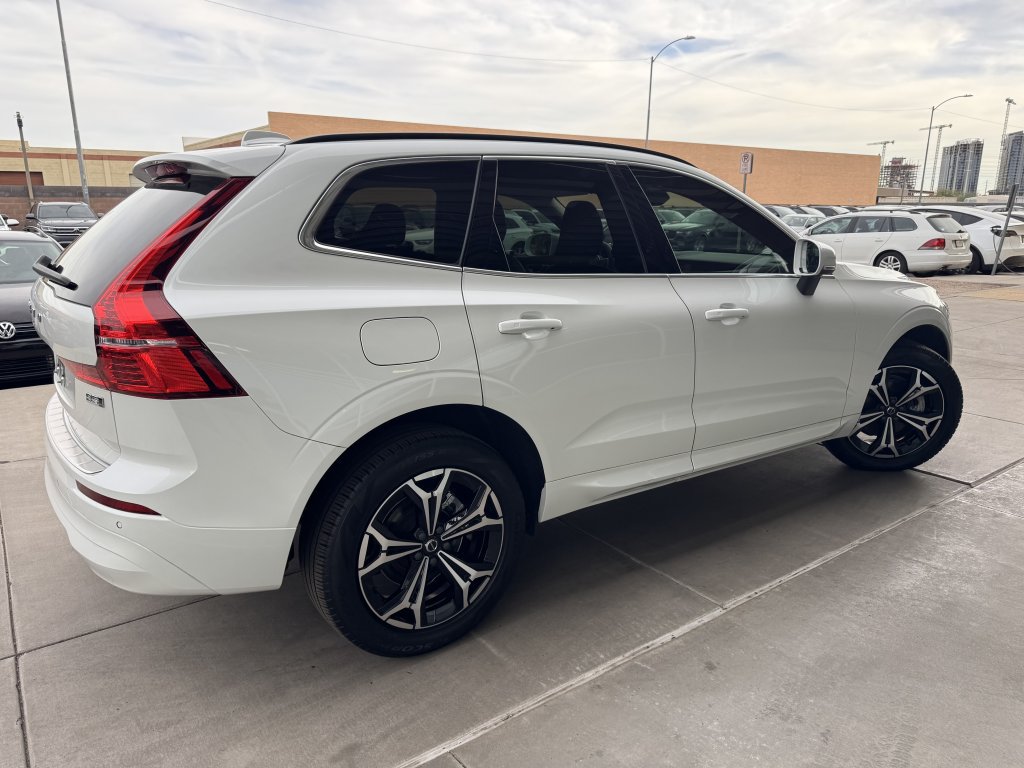 Used 2022 Volvo XC60 B5 Momentum w/ Climate Package AWD/4WD image 4