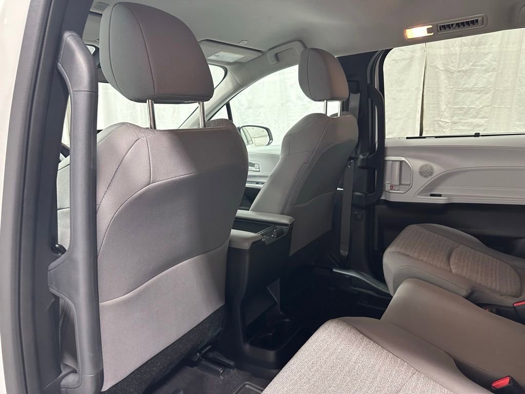 Used 2025 Toyota Sienna LE FWD image 46