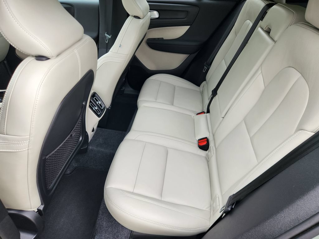 Certified 2025 Volvo XC40 B5 Plus AWD/4WD image 11