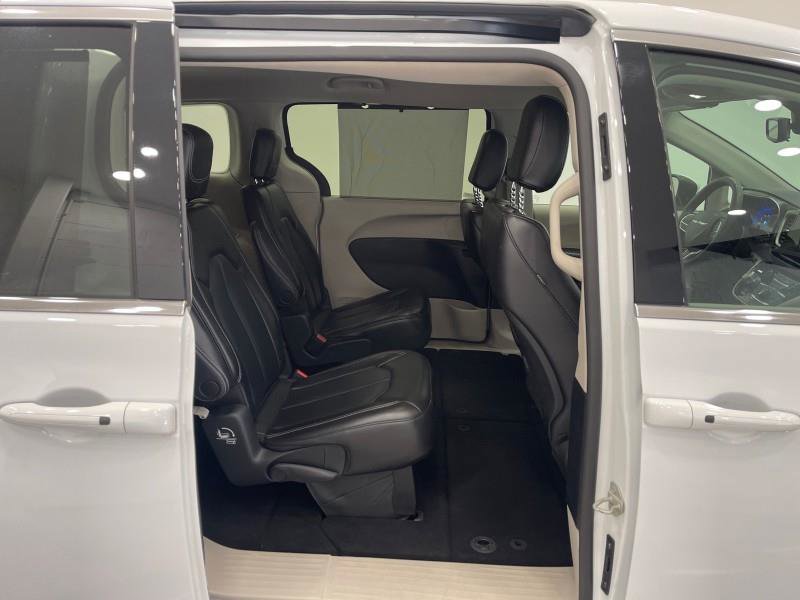 Used 2023 Chrysler Pacifica Touring-L image 47