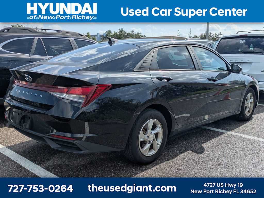 Used 2023 Hyundai Elantra SE FWD image 2