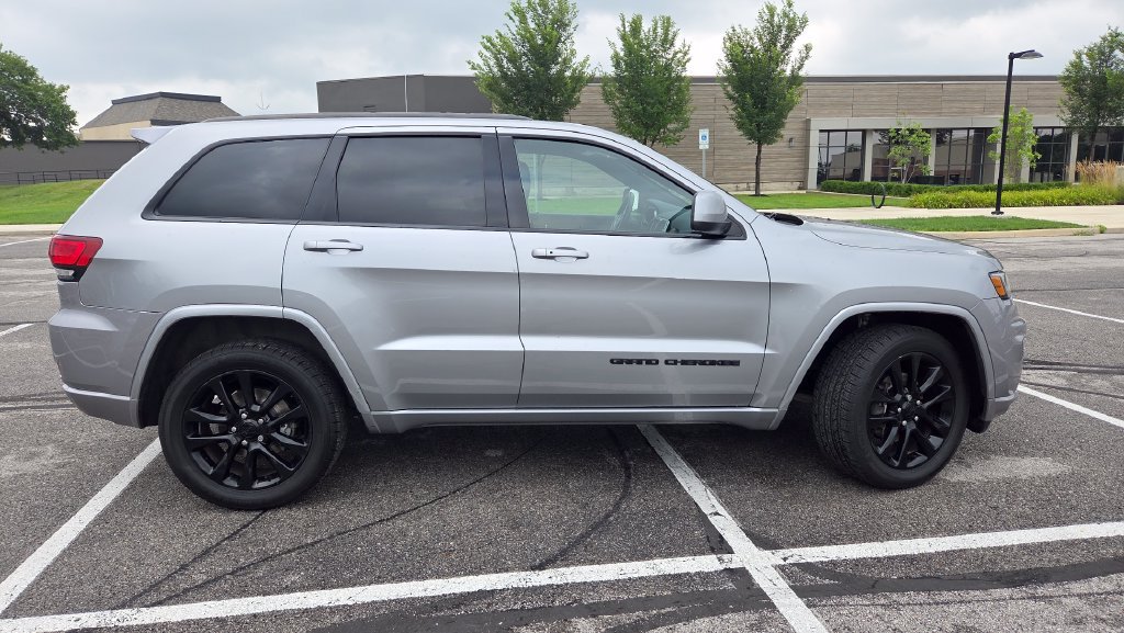 Used 2018 Jeep Grand Cherokee Altitude AWD/4WD image 9