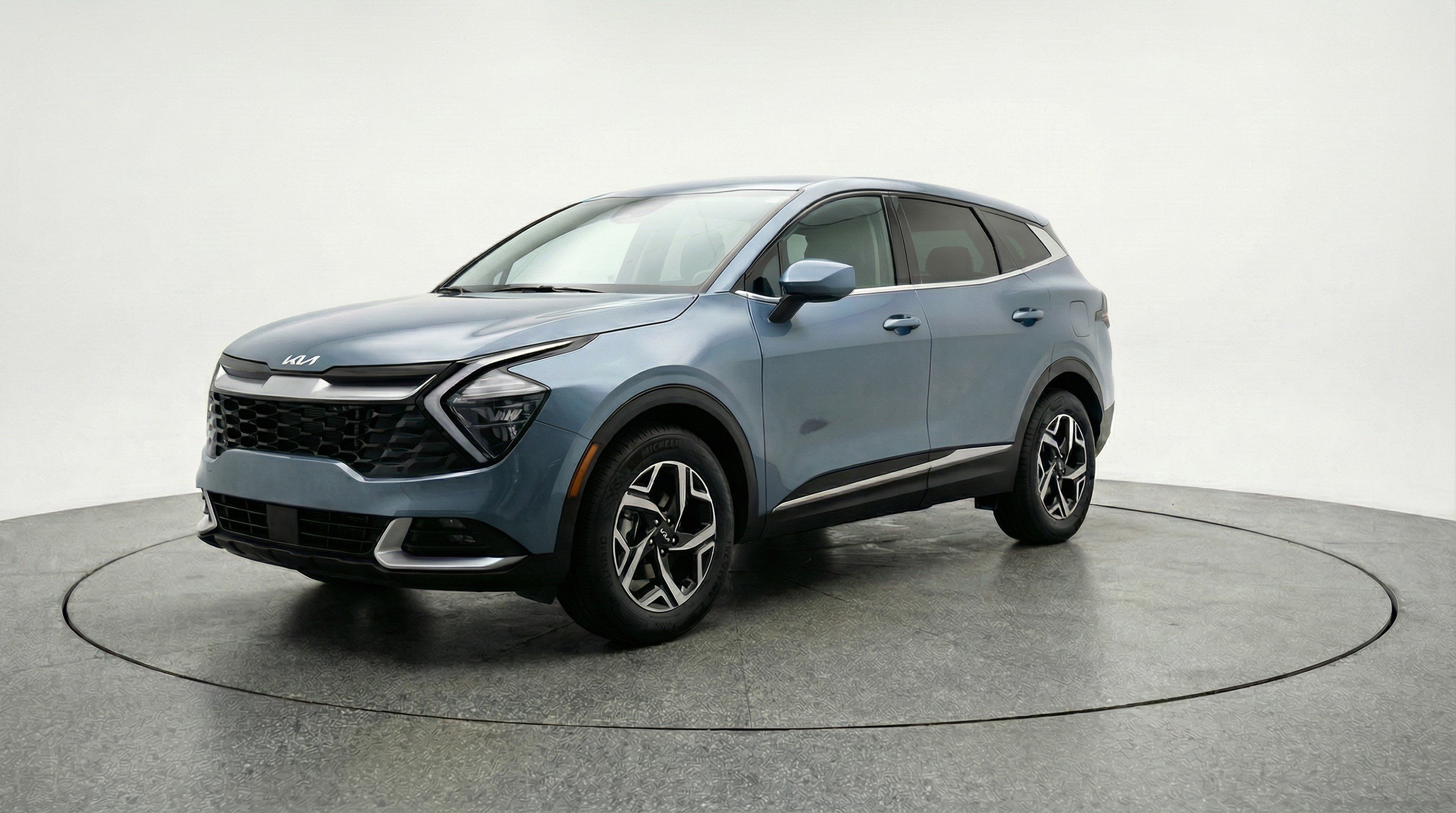 Used 2025 Kia Sportage LX image 3