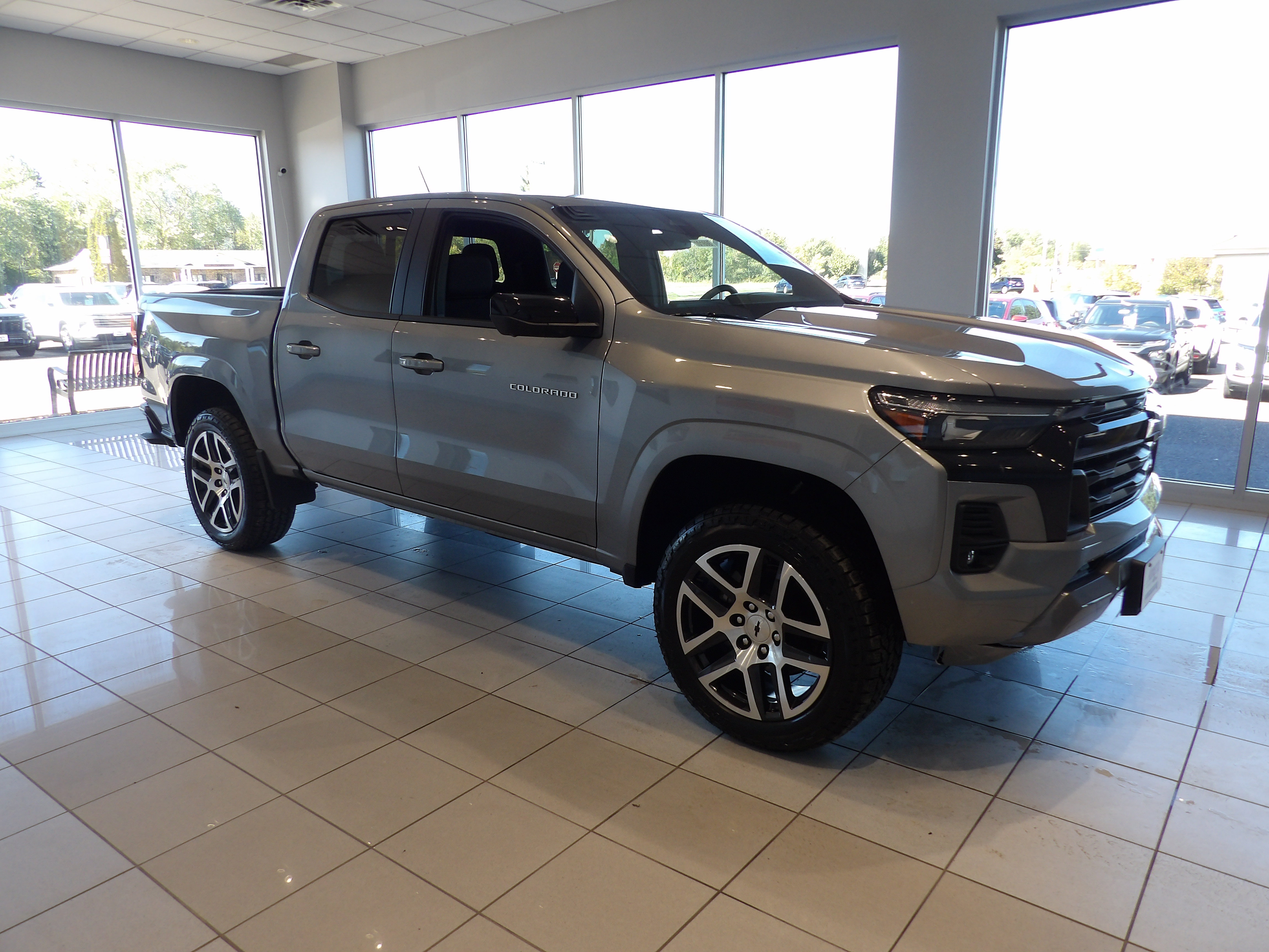 Used 2023 Chevrolet Colorado Z71 w/ Z71 Convenience Package 2 AWD/4WD image 3