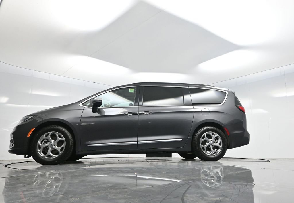 Used 2023 Chrysler Pacifica Limited image 60