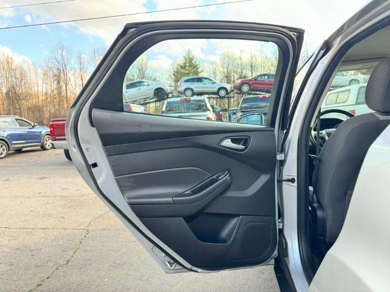 Used 2014 Ford Focus SE w/ SE Sport Package image 11