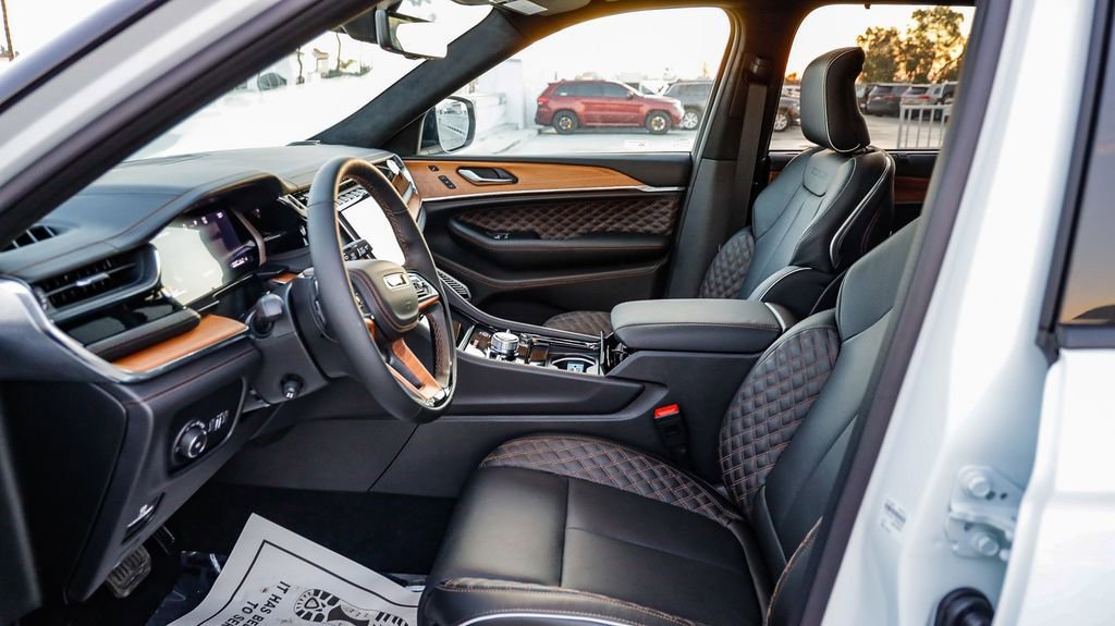 New 2025 Jeep Grand Cherokee Summit image 22