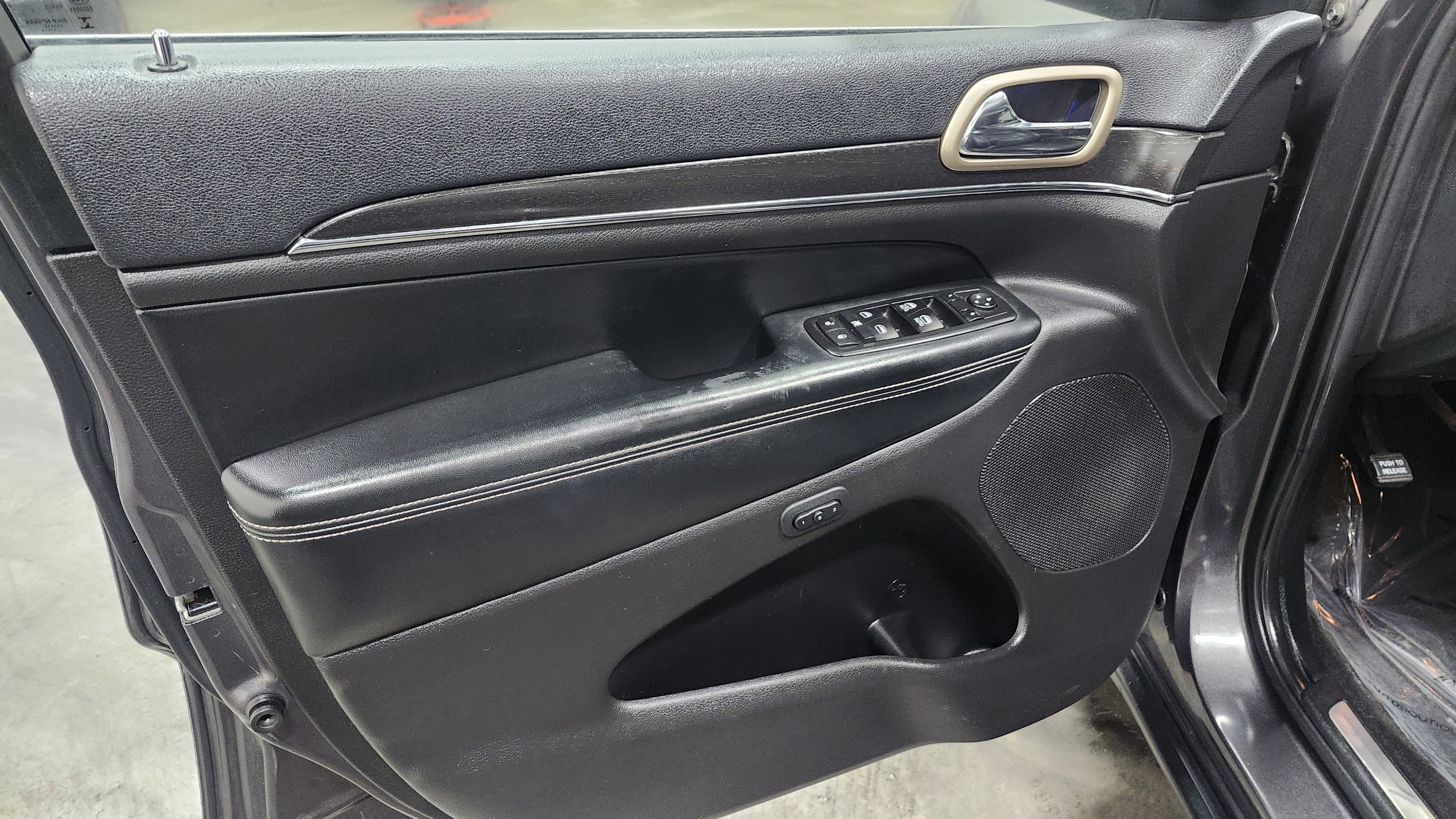 Used 2015 Jeep Grand Cherokee Limited w/ Luxury Group II image 27