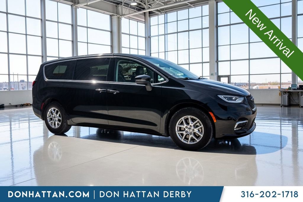 Used 2023 Chrysler Pacifica Touring-L FWD image 30