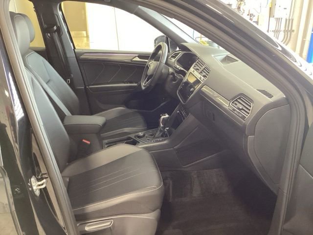 Certified 2024 Volkswagen Tiguan SE R-Line image 9