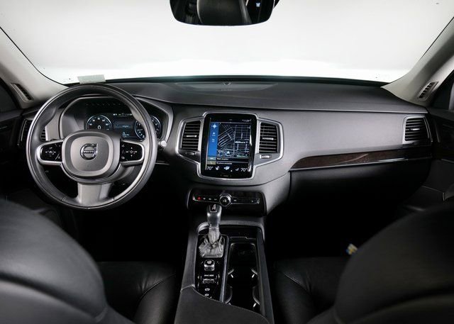 Used 2019 Volvo XC90 T5 Momentum w/ Multimedia Package image 10