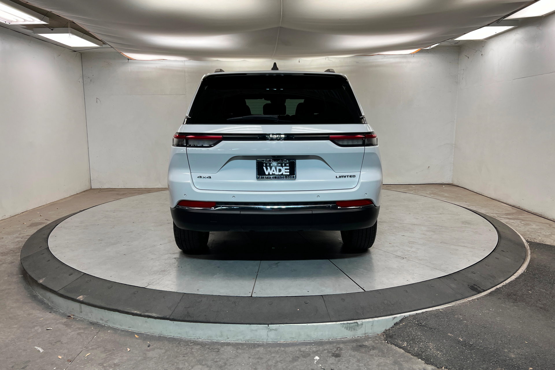 Used 2024 Jeep Grand Cherokee Limited AWD/4WD image 4