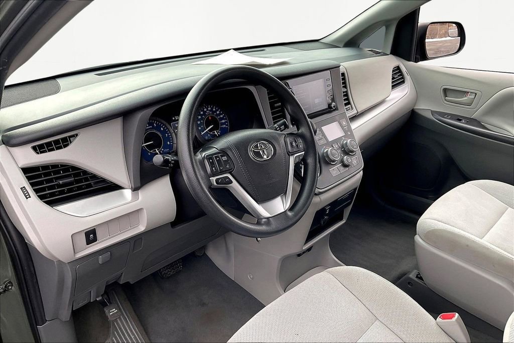 Used 2020 Toyota Sienna L image 17