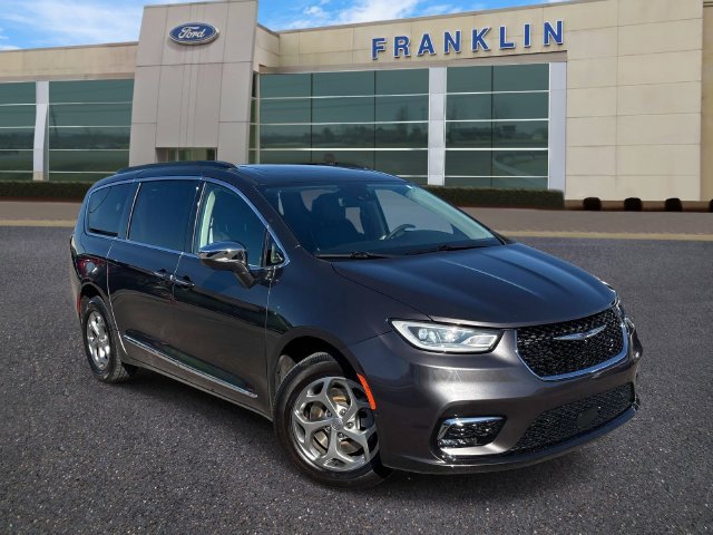 Used 2022 Chrysler Pacifica Limited w/ Uconnect Theater Family Group