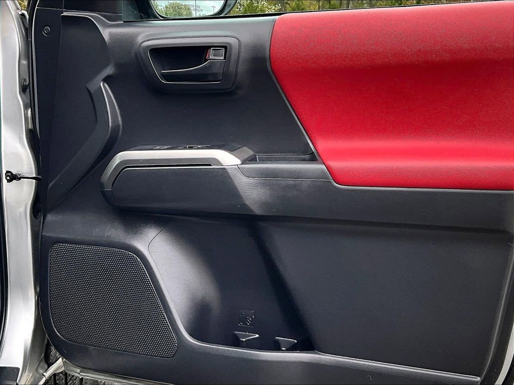 Used 2022 Toyota Tacoma SR5 AWD/4WD image 12