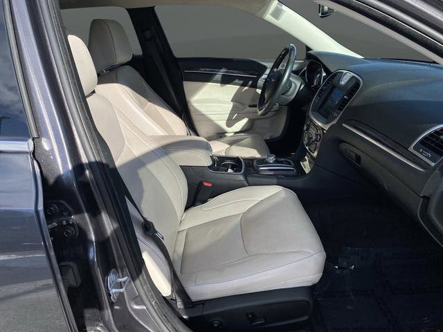 Used 2018 Chrysler 300 Limited w/ Safetytec Plus Group image 36