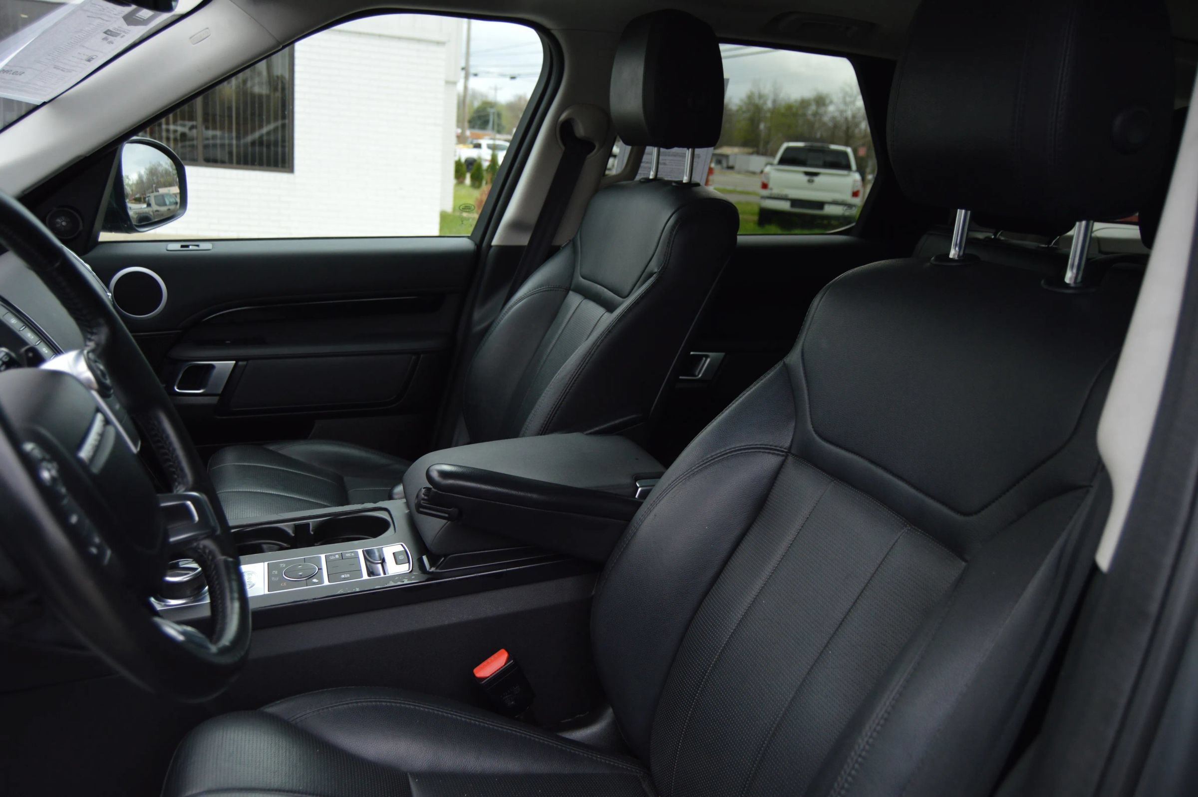 Used 2017 Land Rover Discovery SE AWD/4WD image 8