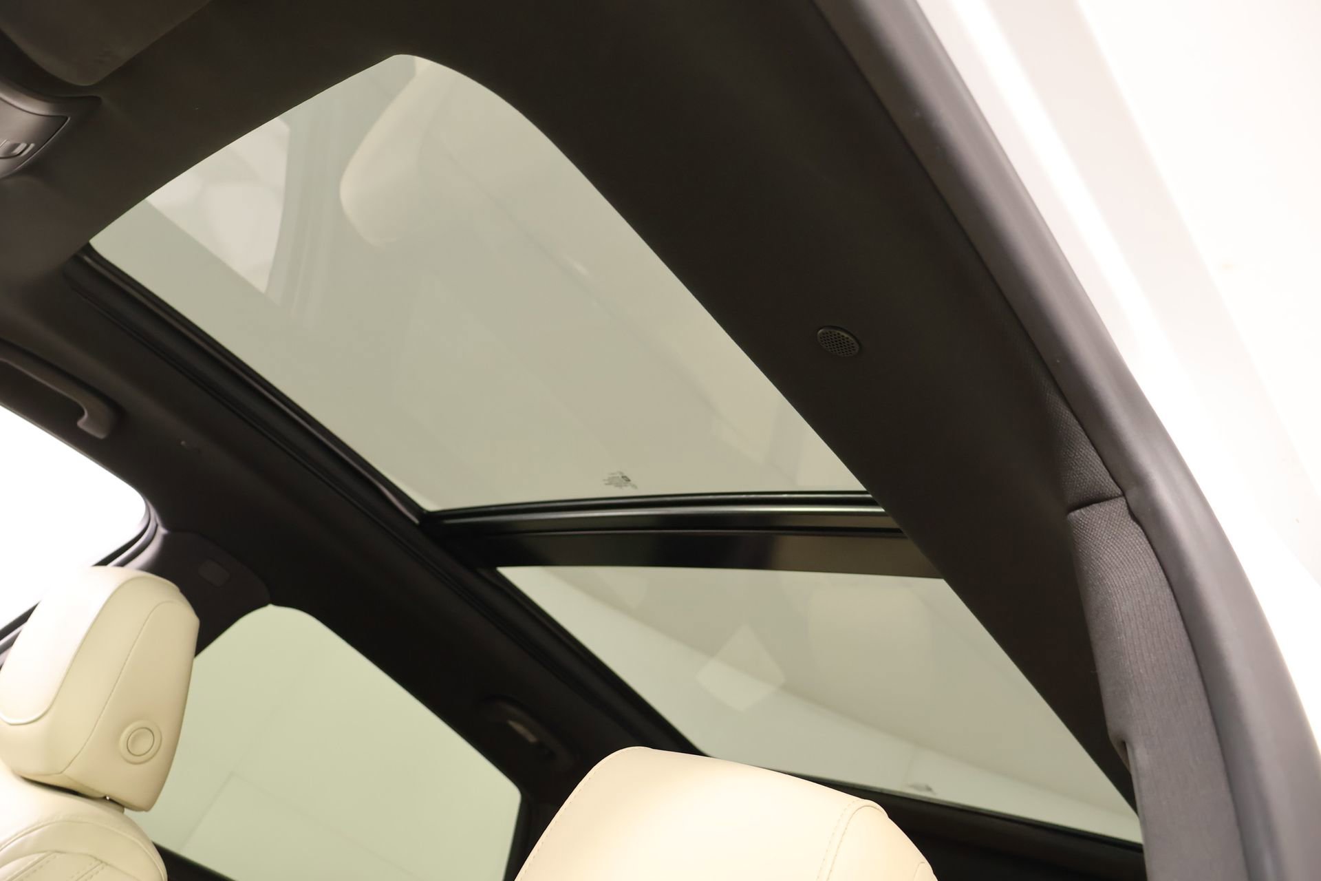 Used 2018 Cadillac XT5 Luxury w/ Driver Awareness Package image 16