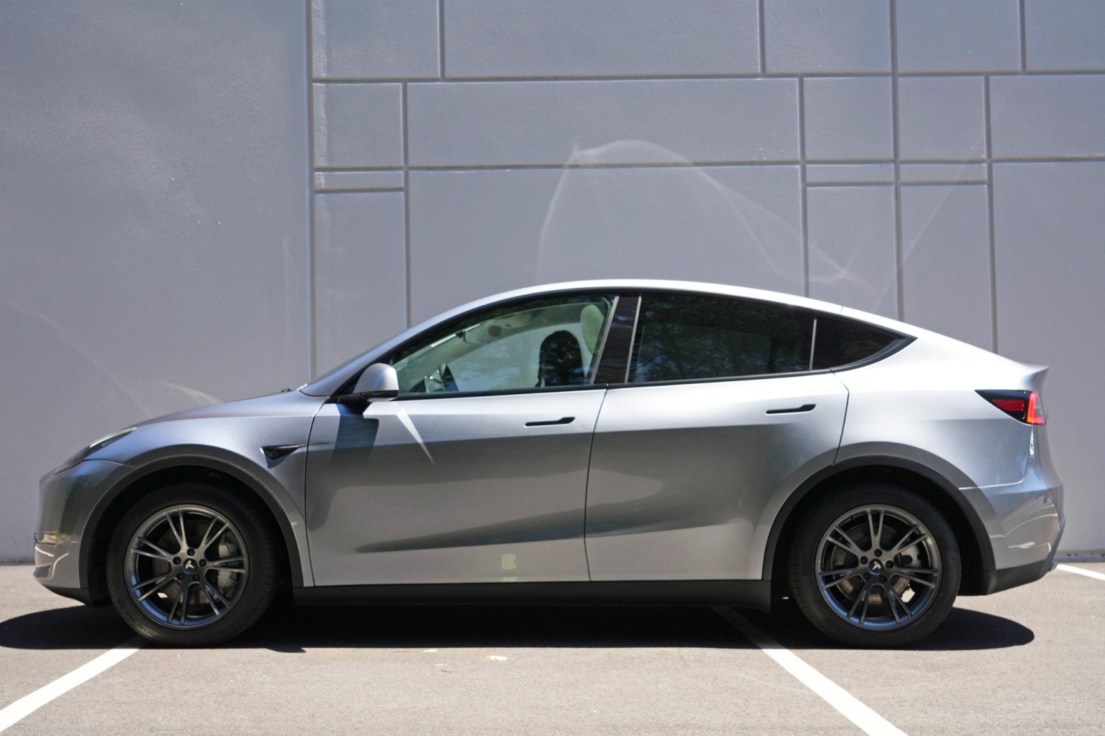 Used 2024 Tesla Model Y Long Range RWD image 9