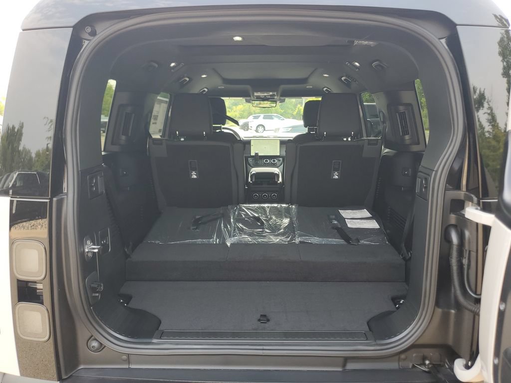 New 2026 Land Rover Defender 130 X-Dynamic SE AWD/4WD image 34