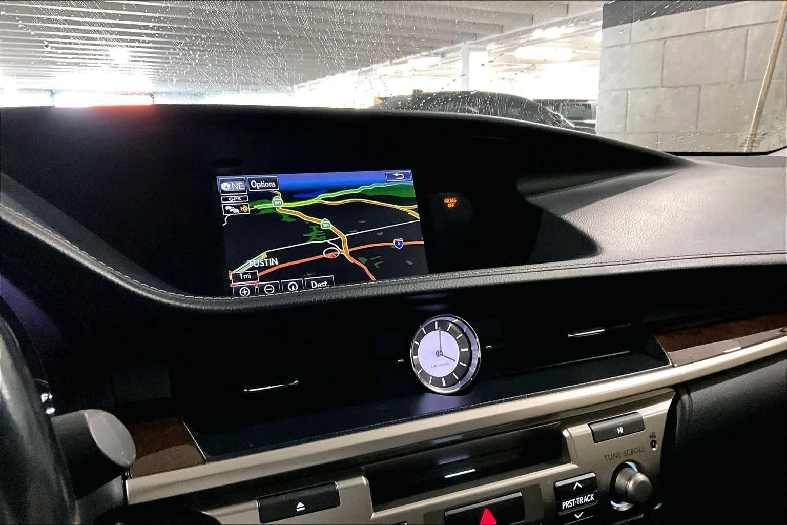 Used 2016 Lexus ES 300h w/ Luxury Package w/Wood Trim FWD image 33