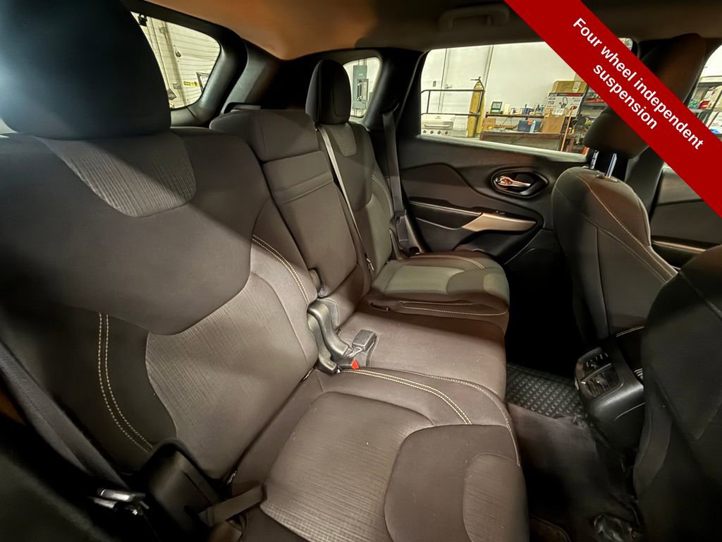 Used 2017 Jeep Cherokee Latitude w/ Cold Weather Group AWD/4WD image 36