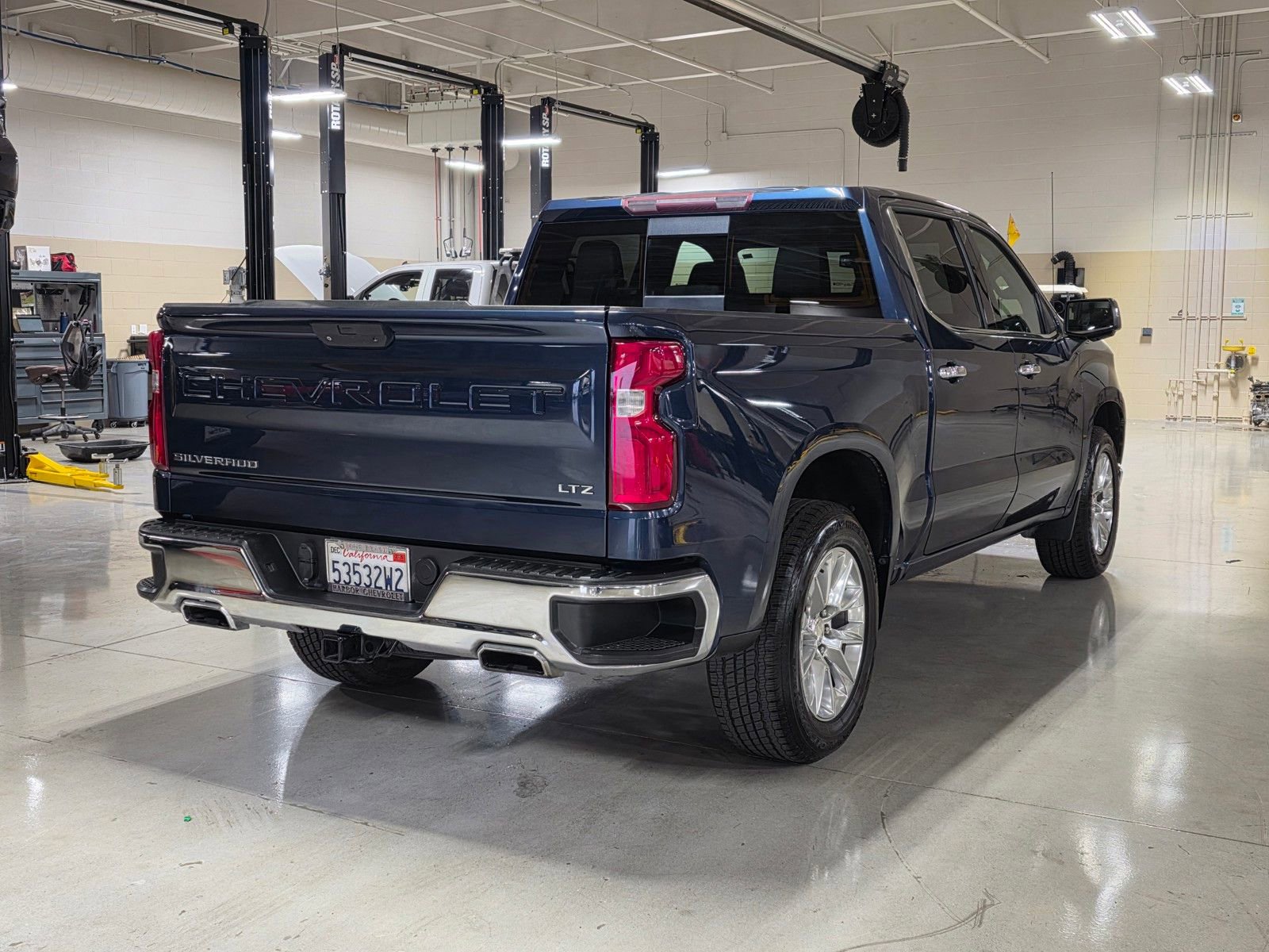 Used 2019 Chevrolet Silverado 1500 LTZ w/ LTZ Convenience Package AWD/4WD image 7