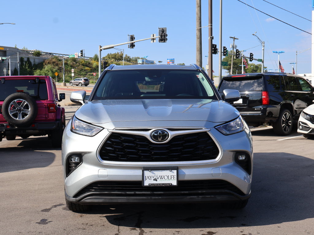 Used 2020 Toyota Highlander XLE AWD/4WD image 2