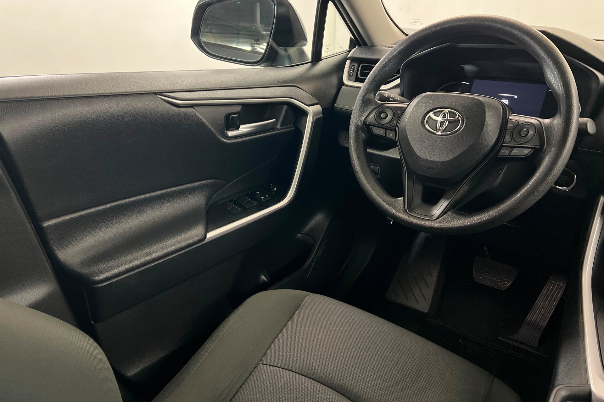Used 2025 Toyota RAV4 XLE FWD image 12