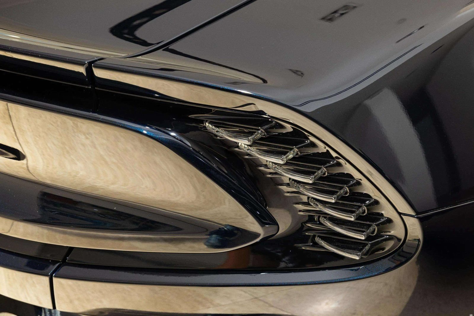 New 2026 Aston Martin Vanquish Convertible RWD image 44
