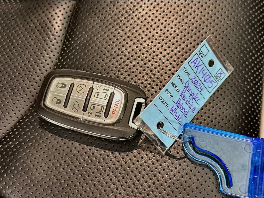 Used 2024 Chrysler Pacifica Premium FWD image 42