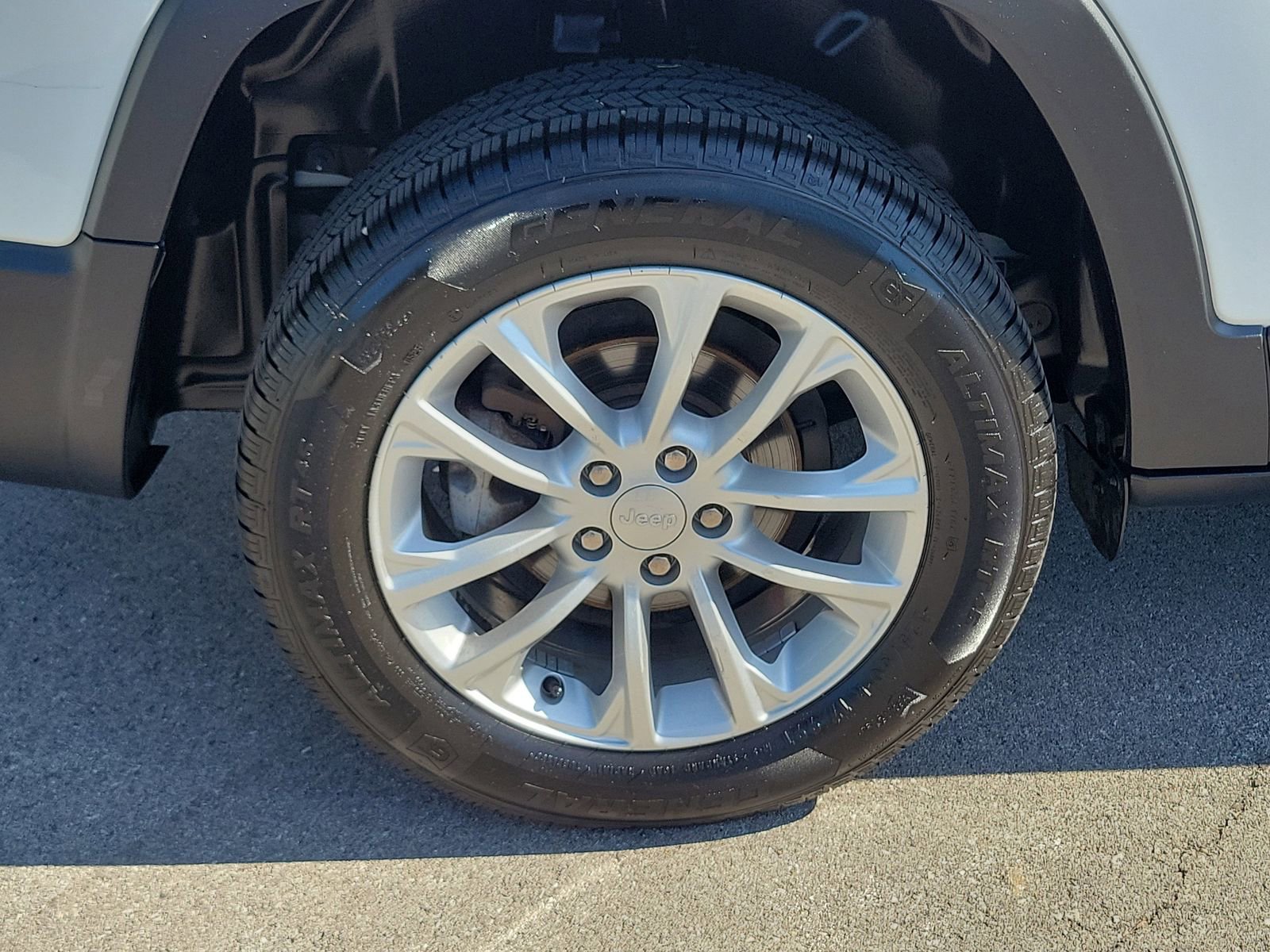 Used 2019 Jeep Cherokee Latitude w/ Popular Appearance Group FWD image 5