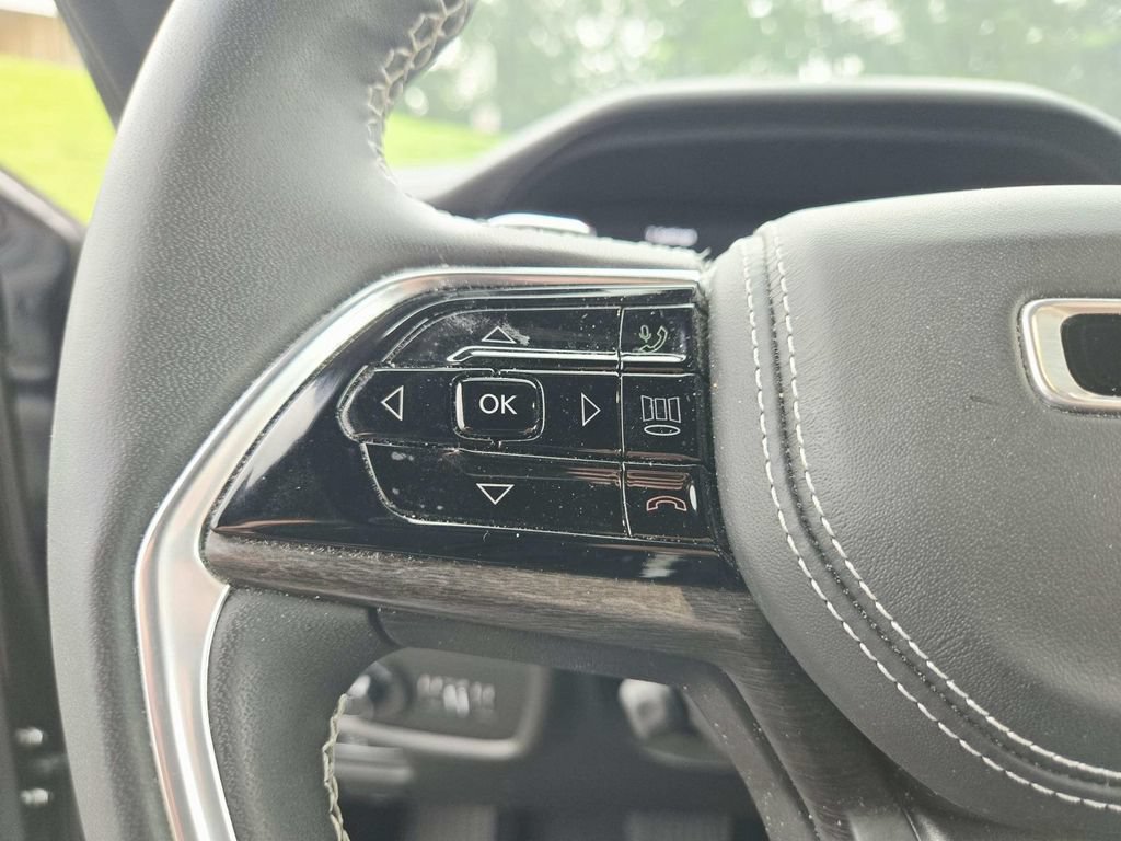 Used 2023 Jeep Grand Cherokee Overland w/ Luxury Tech Group IV AWD/4WD image 20