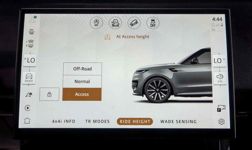 Used 2025 Land Rover Range Rover Sport SE image 34