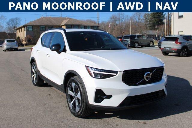 Used 2025 Volvo XC40 B5 Plus image 2