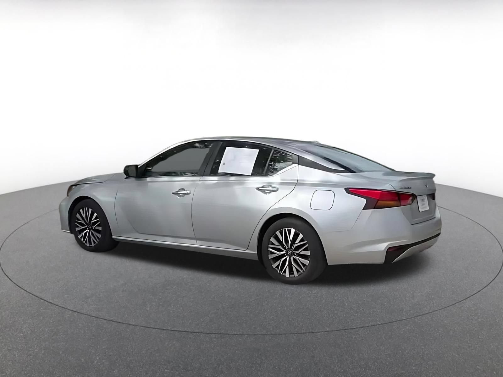 Used 2025 Nissan Altima 2.5 SV FWD image 10