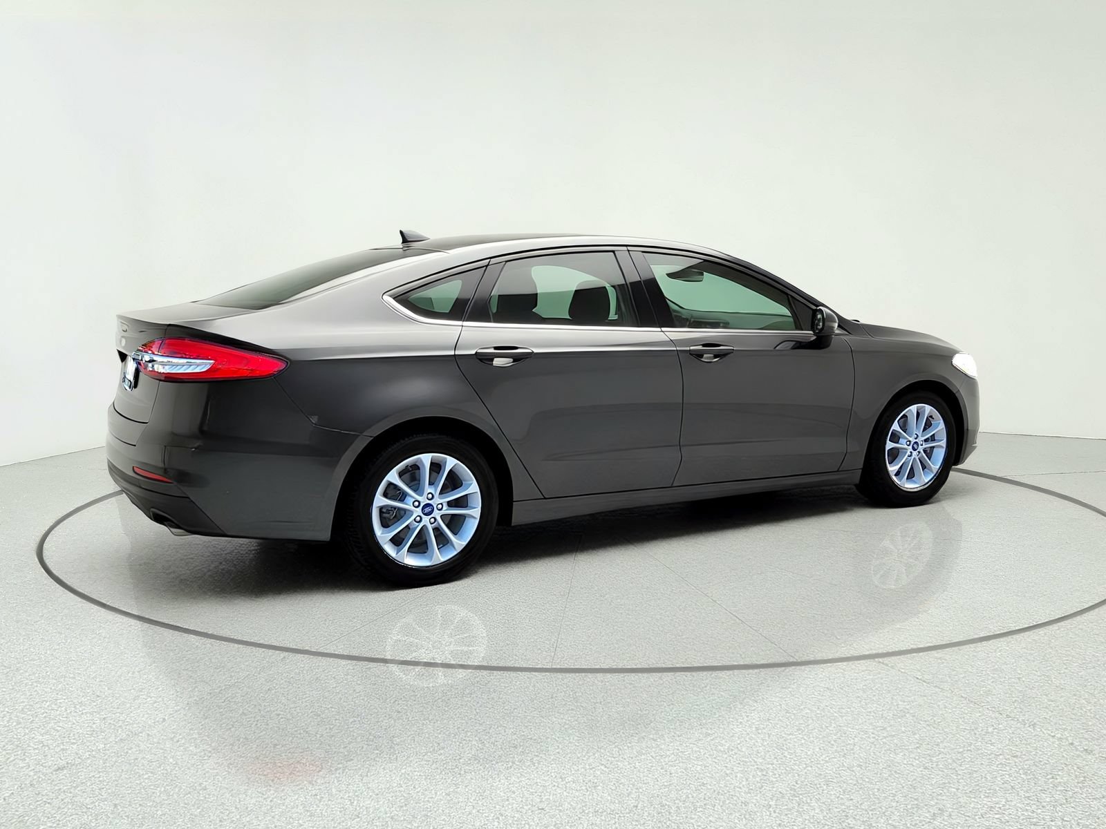 Used 2020 Ford Fusion SE FWD image 8