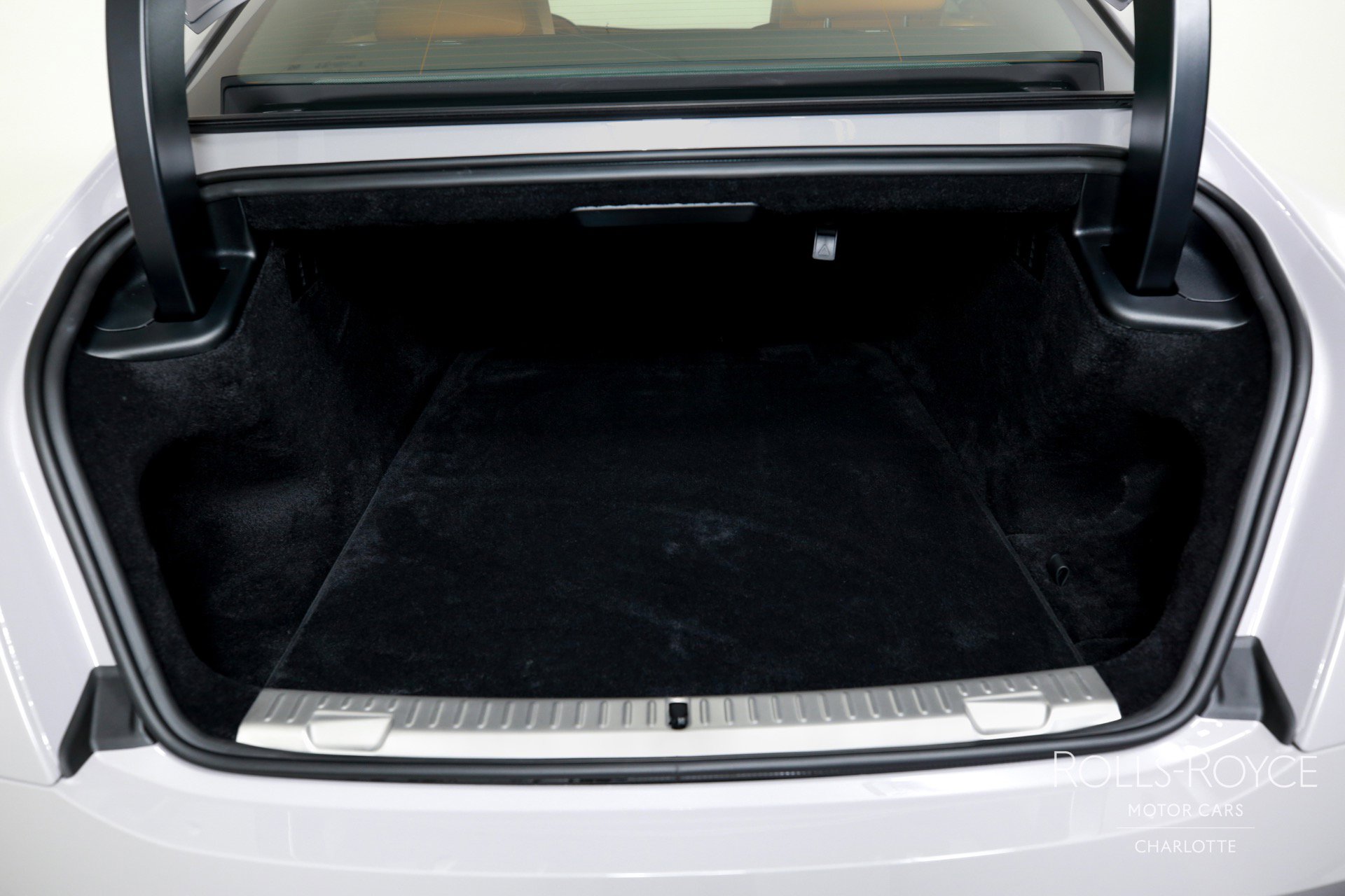 New 2025 Rolls-Royce Spectre Black Badge w/ Spectre Enhancement Package image 21