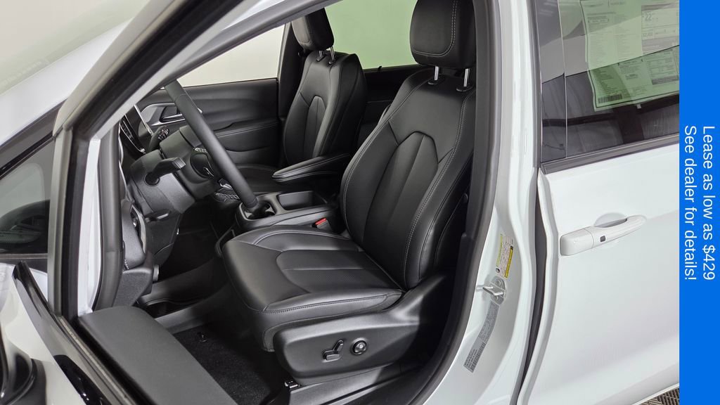 New 2025 Chrysler Pacifica Select w/ Fav Edition Package FWD image 16
