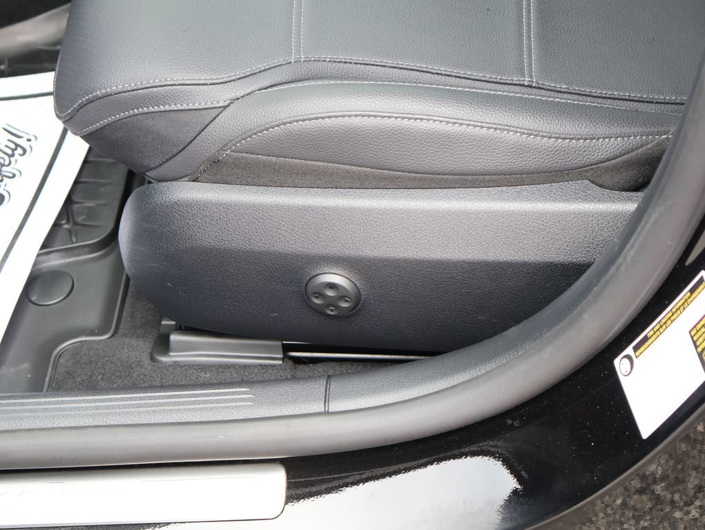Used 2025 Mercedes-Benz C 300 4MATIC Sedan image 25