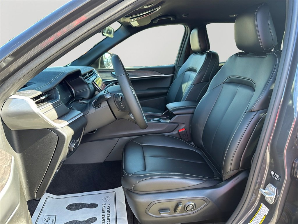 New 2025 Jeep Grand Cherokee Limited w/ Black Appearance Package image 24