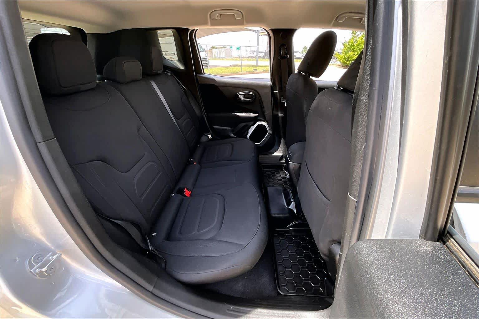 Used 2018 Jeep Renegade Latitude FWD image 18